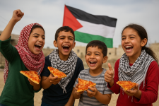 Niños felices con pizza y bandera.png