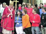 DE RODILLAS. JOVENES FELIGRESES HABLAN CON EL PONTIFICE EN WESTMINSTER.jpg