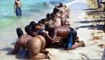 Pastor desnuda y besa el trasero de las mujeres en la playa.jpg