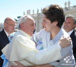 abrazo al papa.jpg