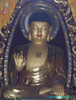 buddha%20con%20svastica.jpg