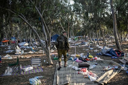Un soldado israelí patrulla el 12 de octubre de 2023 cerca del Kibbutz Beeri, donde fue el festival de música Supernova el 7 de octubre, uno de los principales escenarios de la masacre de Hamas