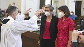 El vicario Wolfgang Rothe bendice a Christine Walter y Almut Muenster en la iglesia de San Benito de Múnich.