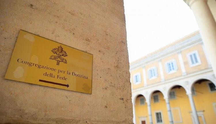 Doctrina de la Fe sobre la Virgen: «Corredentora», siempre inoportuno; «Mediadora de todas las gracias», con reservas