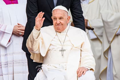 El Papa Francisco asiste a la Santa misa en la plaza San Marcos durante su visita a Venecia el 28 de abril de 2024 en Venecia, Italia. 