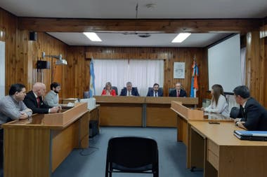 El sacerdote Cristian Vázquez, el primero a la izquierda, a la espera del veredicto