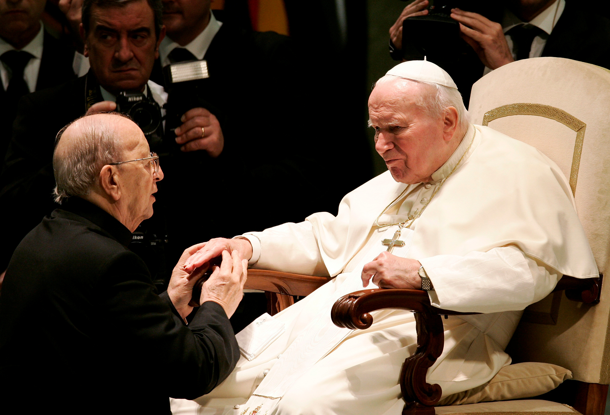 Juan Pablo II bendice al sacerdote Marcial Maciel (REUTERS/Tony Gentile)