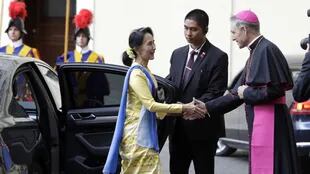 Georg Gänswein recibe a la dirigente birmanesa Aung San Suu Kyi a su llegada al Vaticano para un encuentro con Francisco (Archivo) 