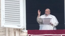 El papa Francisco bendice a la multitud en la Plaza de San Pedro durante el rezo del Ángelus el domingo 4 de junio de 2023.