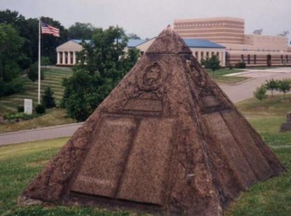 russell_piramide32.jpg