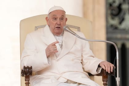 El papa Francisco habla en su audiencia general semanal en la Plaza de San Pedro, Vaticano, 13 de marzo de 2024