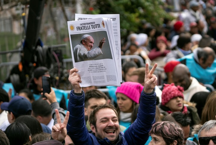 El oficio religioso en defensa de la figura del Papa tras las críticas de Milei.