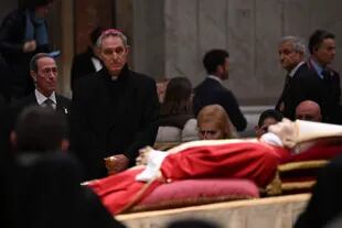 Ganswein junto al cuerpo de Benedicto XVI en la Basílica de San Pedro  V