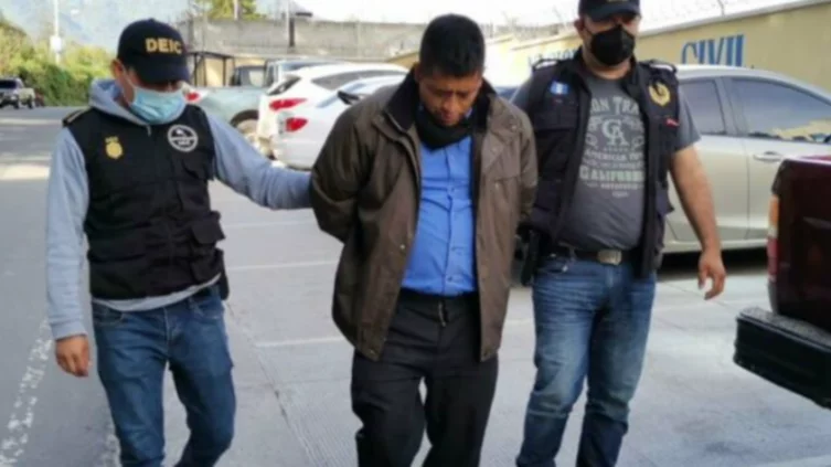 Luis Fernando Escalante Villacinda, deberá cumplir una pena de 33 años de prisión por el delito de femicidio. (Foto: PNC)