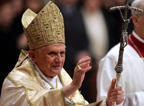 benedicto_xvi_dando_la_bendicion_papal2.jpg