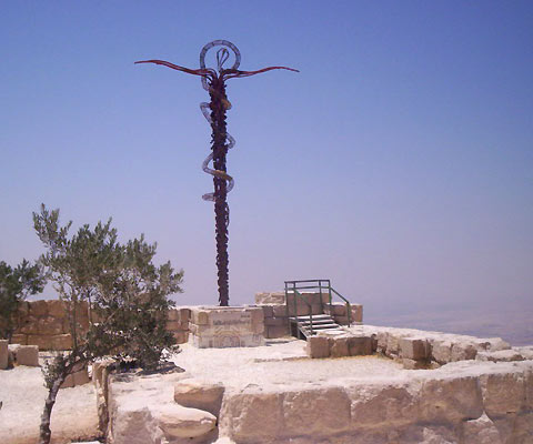Statue%2Bof%2Bbrass%2Bsnake%2Bmade%2Bby%2BMoses%2Bto%2Brescue%2BIsraelites%2Bfrom%2Bthe%2Bbite%2Bof%2Bvenomous%2Bsnake.jpg