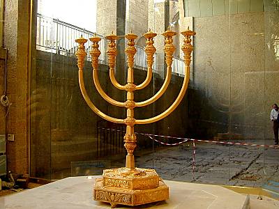 Golden_menorah_in_Jewish_Quarter_tb_n123199.jpg