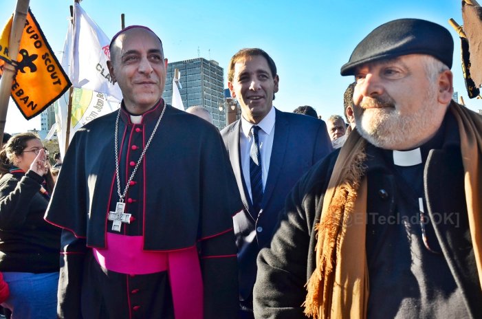 Arzobispo Víctor Fernández, intendente Julio Garro y cura Rubén Marchioni