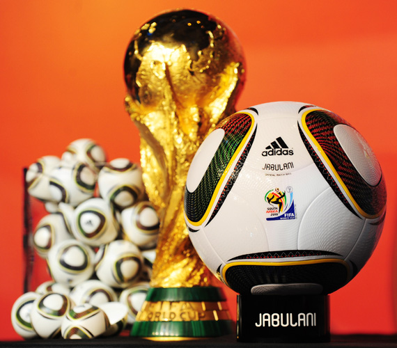 15-12-09-world-cup-trophy-adidas-jabulani.jpg