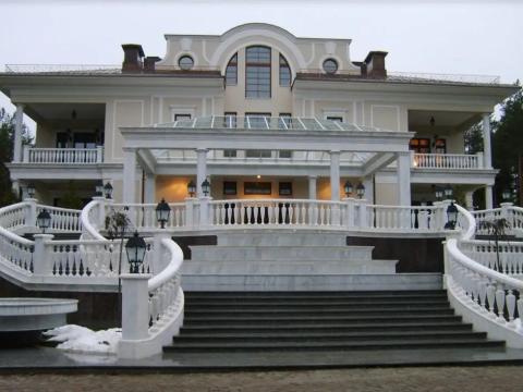 Edificio principal del palacio en el lago Valdai.