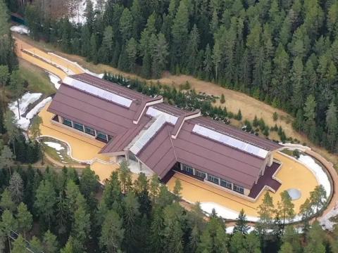 Las imágenes de un dron muestran un enorme edificio en la propiedad del lago Valdai.
