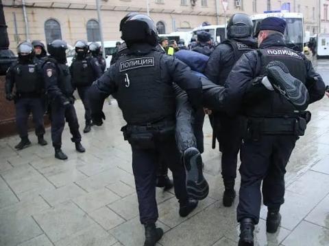 Policías deteniendo a manifestantes durante las protestas en Moscú, el pasado sábado.