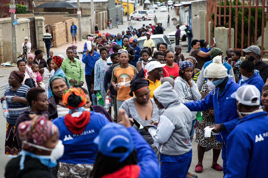 La gente hace cola para rellenar sus recipientes de desinfectante de manos durante el confinamiento por COVID-19 en Alexandra Township, Johannesburgo, en Sudáfrica (foto de archivo). La gente hace cola para rellenar sus recipientes de desinfectante de manos durante el confinamiento por COVID-19 en Alexandra Township, Johannesburgo, en Sudáfrica (foto de archivo).