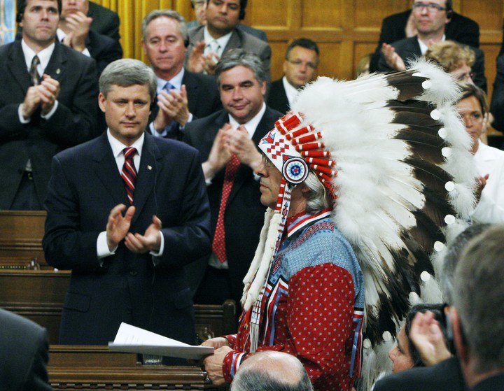 Una imagen de 2008. Stephen Harper Phil Fontaine, primer ministro de Canadá escuchando discurso de líder aborigen tras haber pedido perdón a la comunidad aborigen. (AP Photo/Pool, The Canadian Press, Chris Wattie)