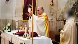 El sacerdote Gianni Bekiaris celebra Misa