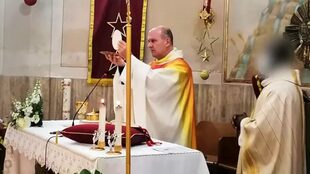 El sacerdote Gianni Bekiaris celebra Misa