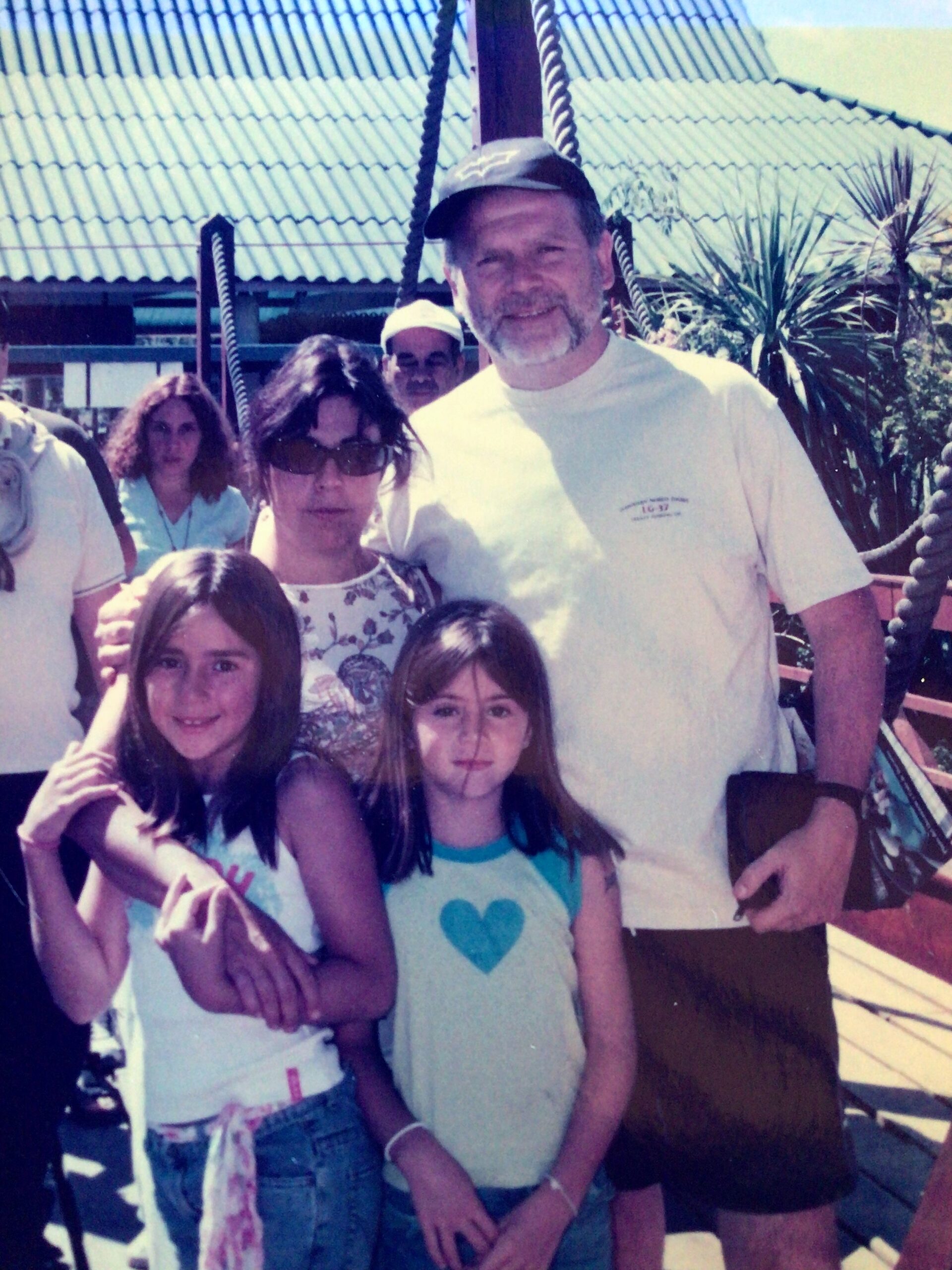 Mercedes y Daniel junto a sus dos hijas, Camila y María Carla, de ahora 23 y 26 Mercedes y Daniel junto a sus dos hijas, Camila y María Carla, de ahora 23 y 26