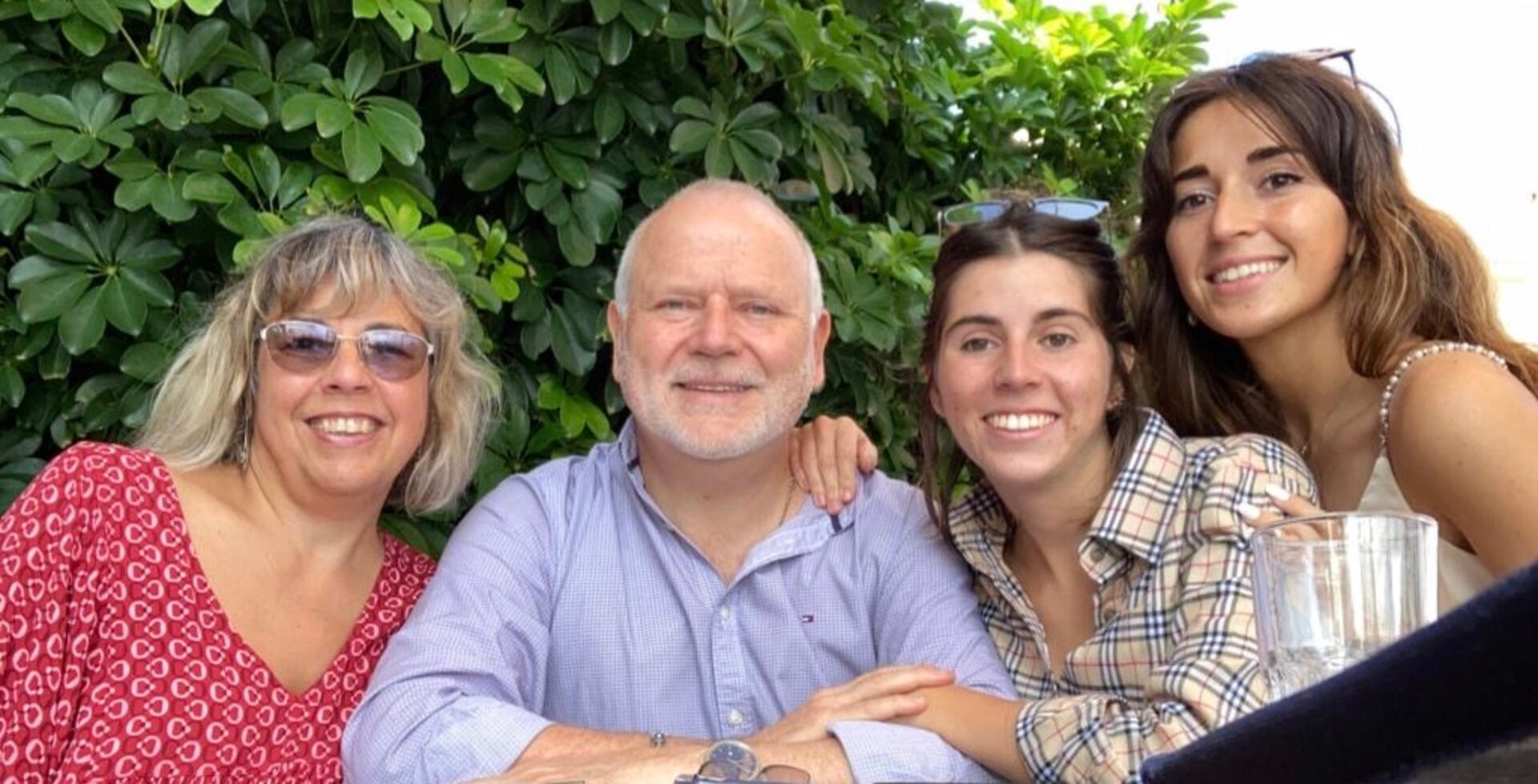 Mercedes y Daniel junto a sus hijas: Camila y María Carla. Mercedes y Daniel junto a sus hijas: Camila y María Carla.