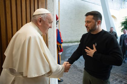  El Papa y el presidente de Ucrania, Volodomir Zelensky, se reúnen en el Vaticano el 13 de mayo de 2023