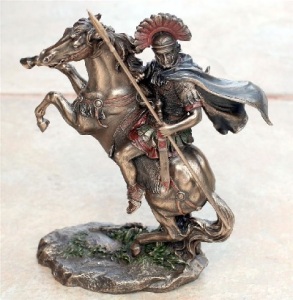 El soldado romano con su lanza estándar parece un escorpión.