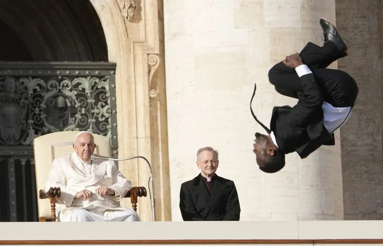 El Papa mira un show de acrobacias que hubo hoy durante la audiencia general