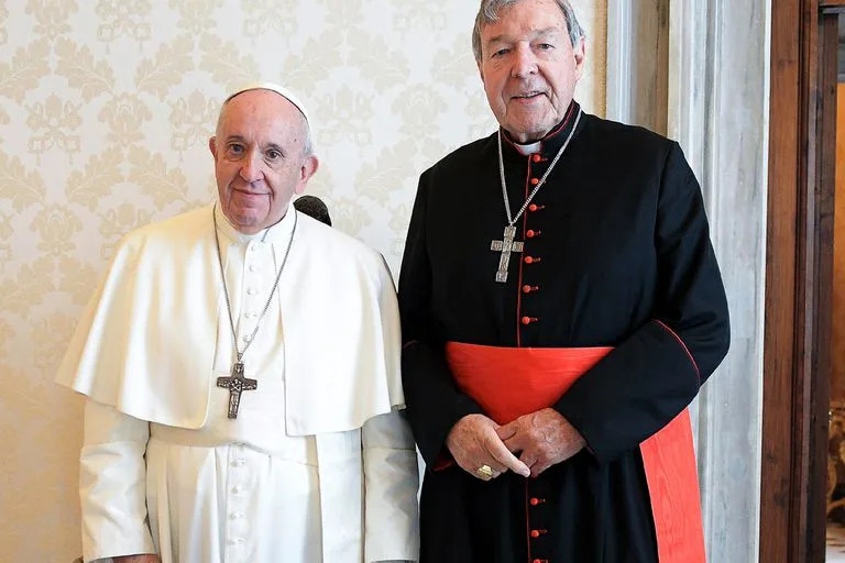 El Papa Francisco con el cardenal australiano George Pell durante una audiencia privada en el Vaticano