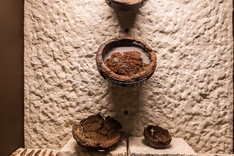 Reliquias históricas de cuencos oxidados en el museo terra sancta en el monte del templo de jerusalén israel