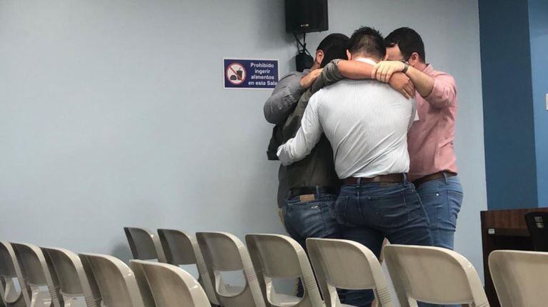 Anthony Venegas, Michael Rodríguez, Carlos Muñoz y Josué Alvarado se abrazan tras la condena a 20 años de cárcel contra el cura Mauricio Víquez. (Foto: Twitter/Anthony Venegas).