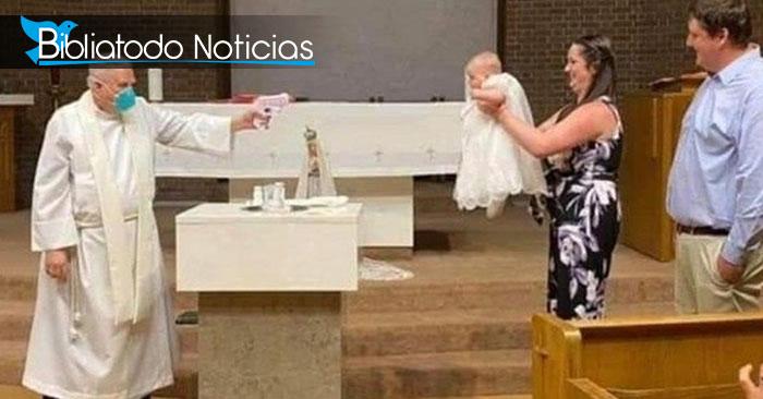 Sacerdote bautiza a bebé con pistola de agua para evitar contagio de Covid-19. Sacerdote bautiza a bebé con pistola de agua para evitar contagio de Covid-19.