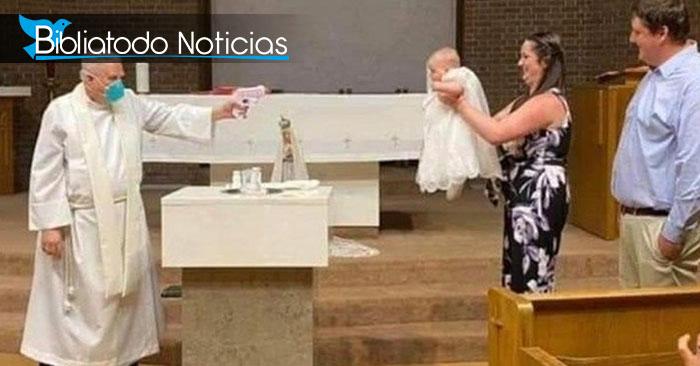 Sacerdote bautiza a bebé con pistola de agua para evitar contagio de Covid-19.