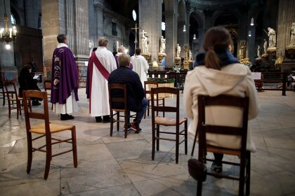 Los devotos asisten a la misa dominical en la iglesia de Saint-Sulpice bajo estrictas reglas sanitarias, después de un mes de interrupción debido a la enfermedad del coronavirus (COVID-19) en París, Francia, el 29 de noviembre de 2020. (REUTERS/Benoit Tessier) Los devotos asisten a la misa dominical en la iglesia de Saint-Sulpice bajo estrictas reglas sanitarias, después de un mes de interrupción debido a la enfermedad del coronavirus (COVID-19) en París, Francia, el 29 de noviembre de 2020. (REUTERS/Benoit Tessier)