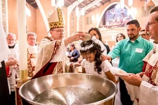 La Diócesis de Phoenix invalidó bautismos realizados desde el 2017 por un error del padre Andrés Arango en la ceremonia (Foto:  Diócesis de Phoenix)