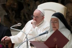 El papa Francisco asiste a su audiencia general semanal en el Salón Pablo VI del Vaticano el miércoles 24 de agosto de 2022.